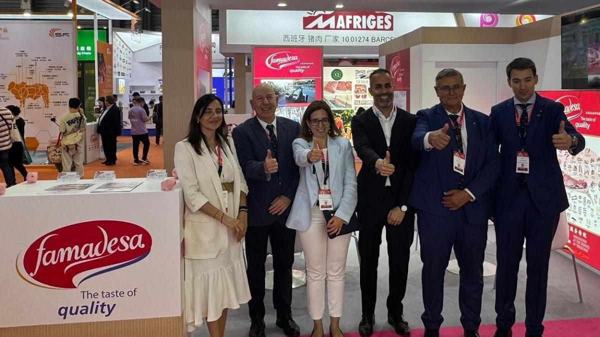 Guillermo Beltrán (en el centro de la imagen), adjunto a la dirección de Famadesa, con Elena Busutil, (a su derecha), directora general de Producciones y Mercados Agrarios del Ministerio, y Manuel García, (a su izquierda), presidente de Interporc.