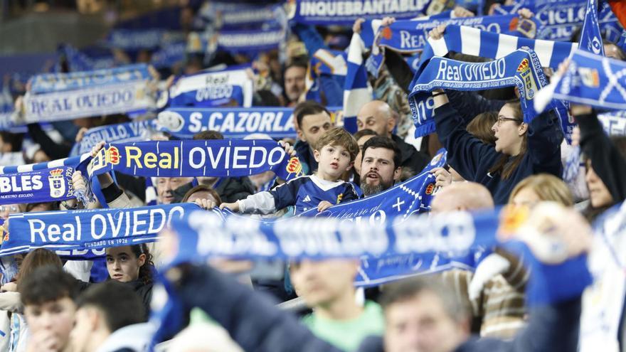 La afición del Oviedo, en la grada durante el partido ante el Mallorca. | MIKI LÓPEZ