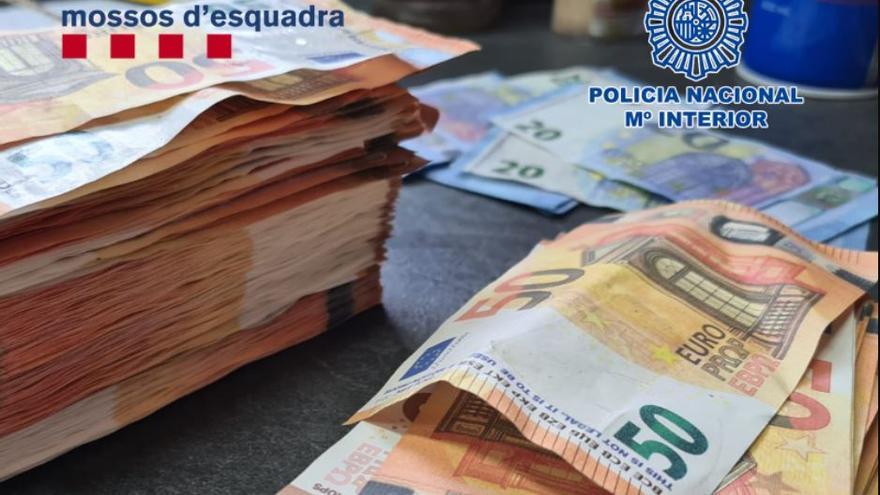 Desarticulen un grup criminal que distribuïa per internet bitllets falsos de 20 i 50 euros