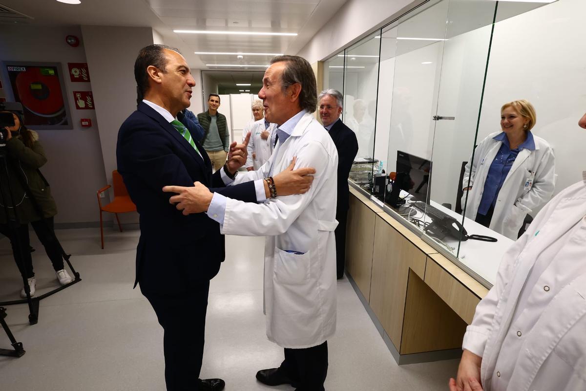 El consejero de Sanidad en funciones, José Luis Bancalero, este martes en su visita al nuevo hospital de día de Oncohematología del Royo Villanova.