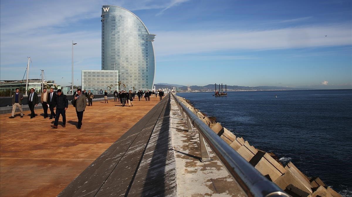 Barcelona inagura un paseo en el antiguo Rompeolas.