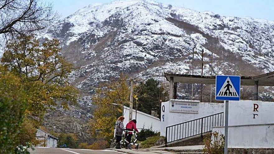 Llarana Centeno, acompañada por su madre Otamy Vázquez, camina por la travesía de Ribadelago a su paso por Ribadelago.