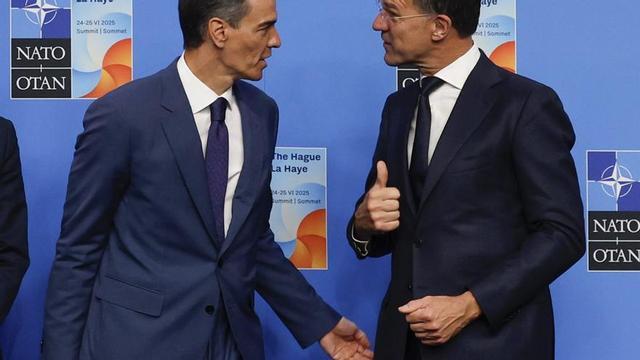 El president Pedro Sánchez i el secretari general de l’OTAN, Mark Rutte, l’any passat a la Haia. | J.J. GUILLÉN / EFE