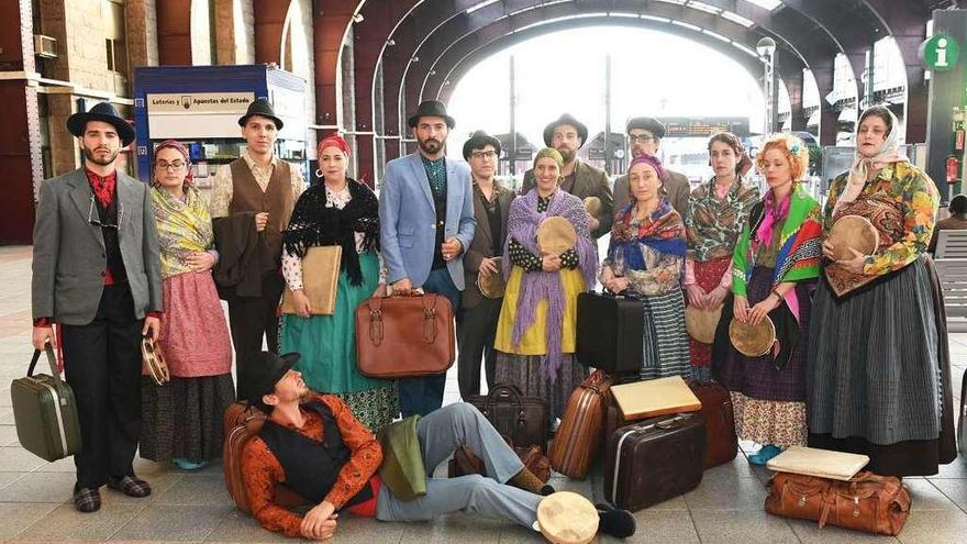 Os membros de Pandereteiras sen Fronteiros na estación de San Cristóbal.