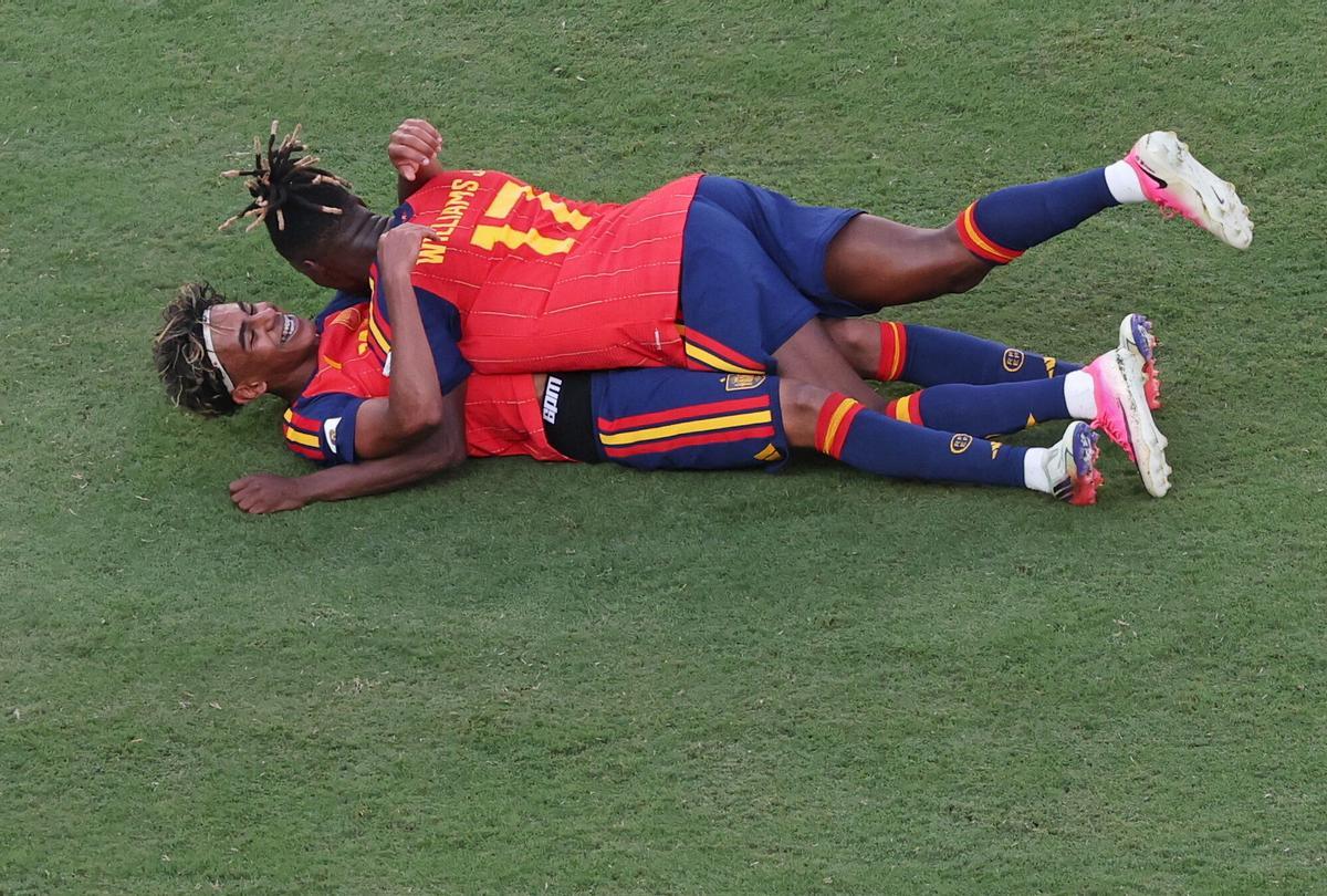 Nico Williams y Lamine Yamal celebran el triunfo de la selección española en el Mundial de EEUU.