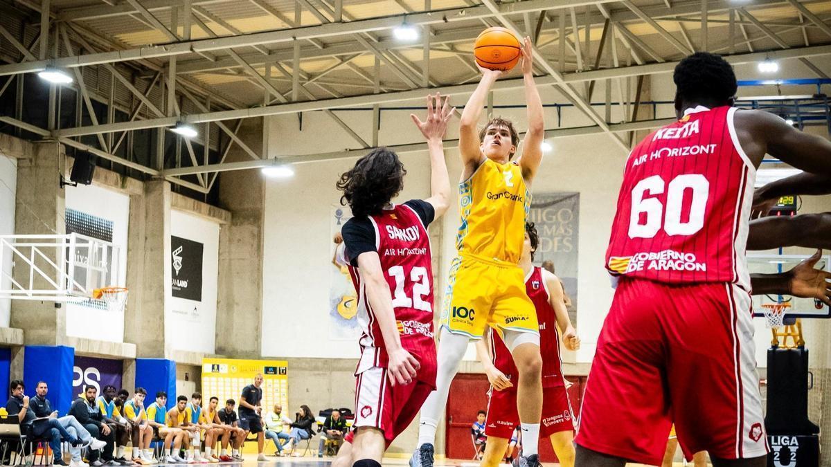 Savkov trata de taponar un tiro en el encuentro entre el Gran Canaria y el Casademont U22.