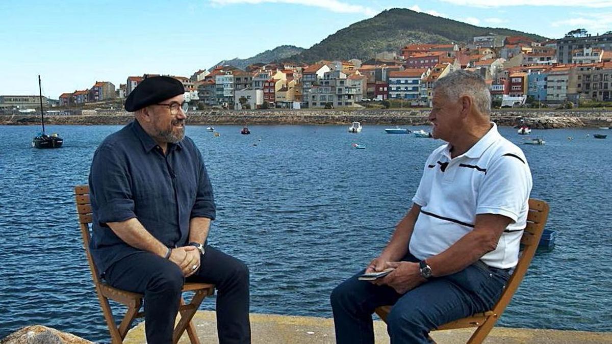 O presentador, durante a súa conversa con Manuel Cadilla, ‘Maruxo’, con A Guarda ao fondo.