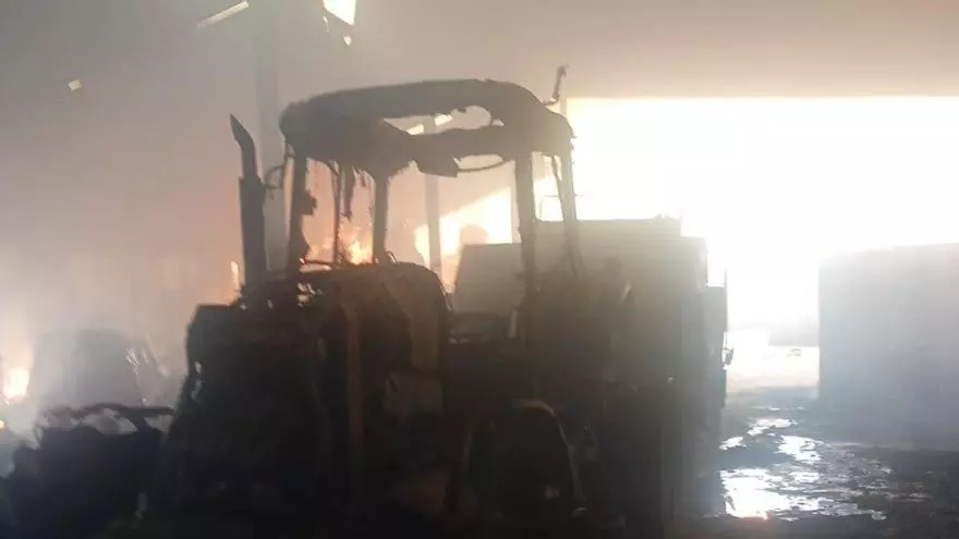 Un incendio en Cerecinos deja esta desoladora imagen en una planta ganadera