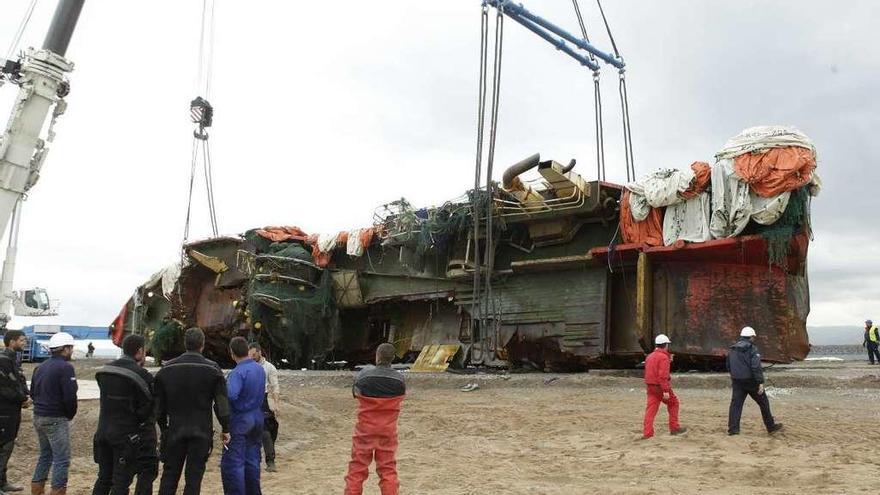 Los restos del &quot;Santa Ana&quot;, en el puerto gijonés de El Musel.