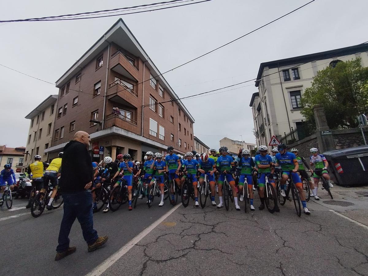 La salida del Trofeo Santiago y Santa Ana de ciclismo en Grado, en imágenes La salida del Trofeo Santiago y Santa Ana de ciclismo en Grado, en imágenes