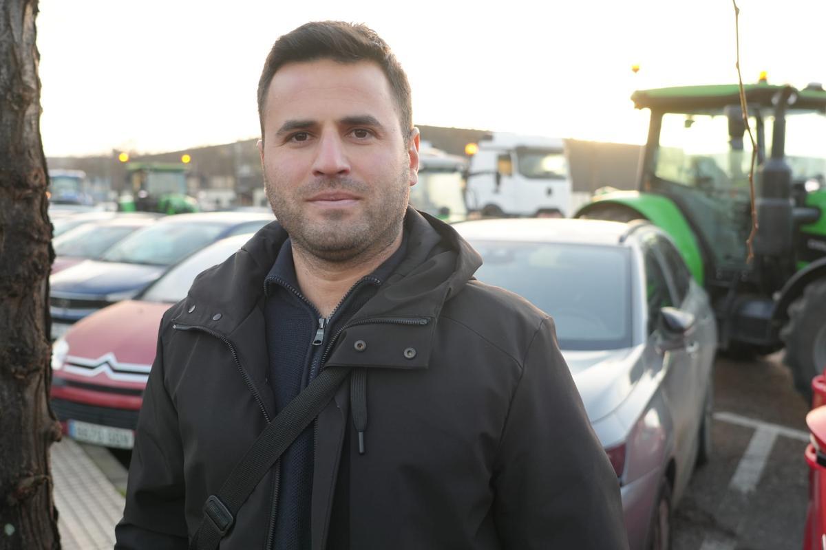 Javier Ramos, agricultor de Valdelacalzada, minutos antes de la tractorada en Badajoz.