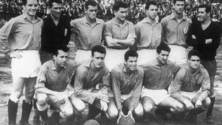 Una alineación del Oviedo en la temporada 1957-1958. Por la izquierda, de pie, Toni Cuervo, Caldentey, Julio Marigil, Ferrer, Sánchez, Alarcón y Vendrell; agachados, Xirau, Artabe, Cuervo, Aloy y Chus Herrera.