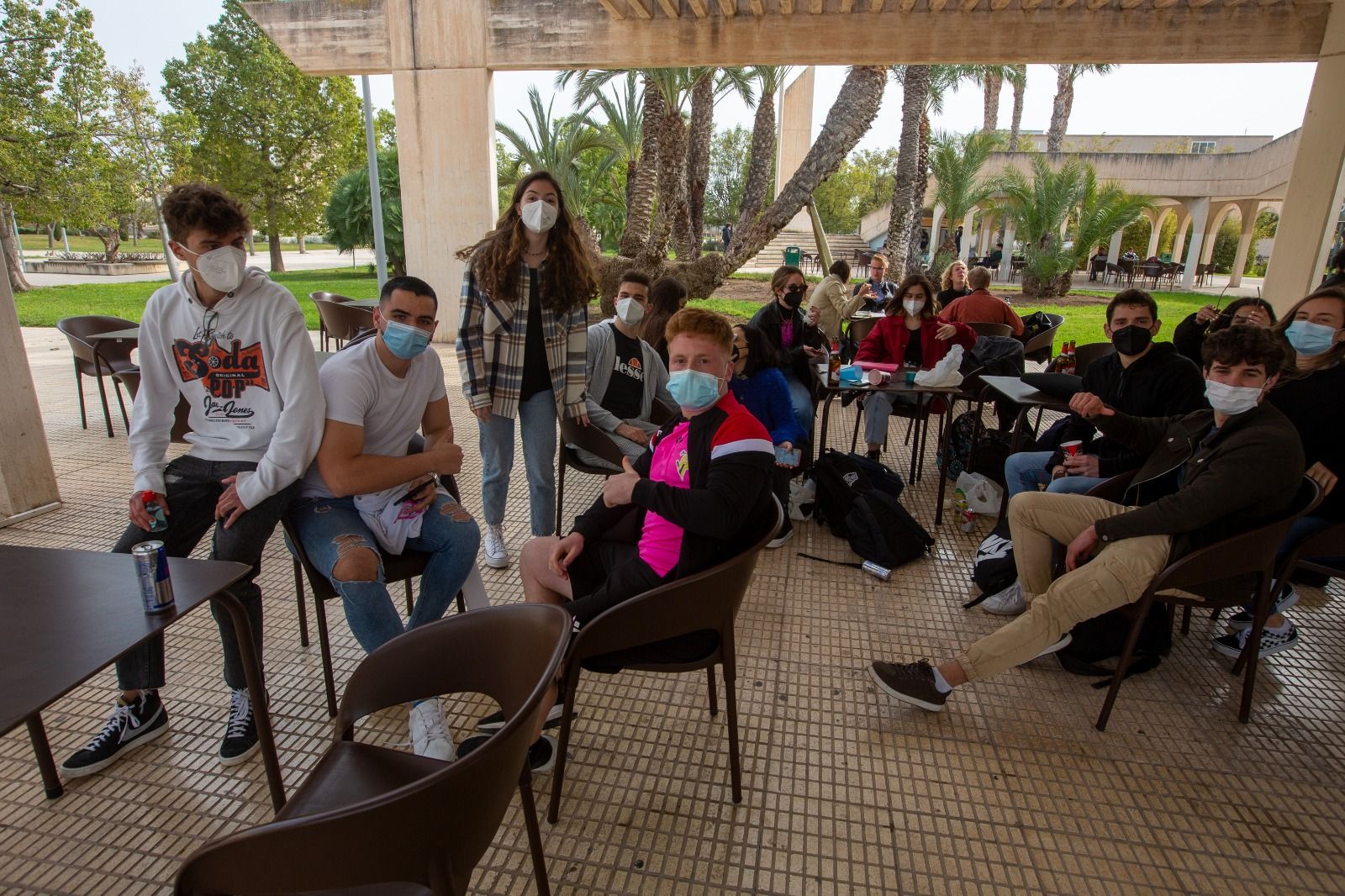 Universitarios de Alicante y Elche vuelven parcialmente a las aulas al remitir el covid