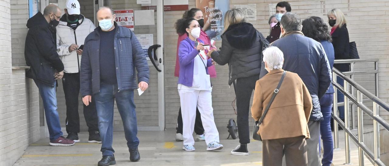 Un grupo de ciudadanos hace cola pasa ser atendidos por un médico en el centro de salud Palleter de Castelló.