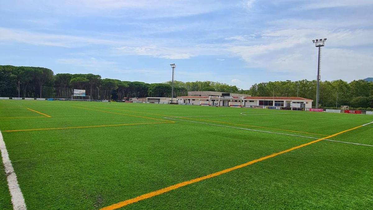 Gespa al camp de futbol municipal.  | AJ. DE SANT GREGORI