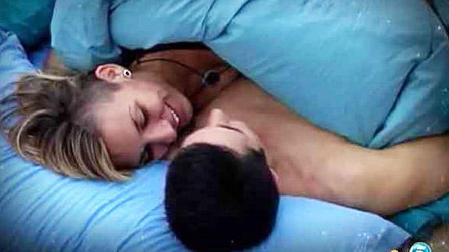 &#039;Gran Hermano 15&#039;: Paula y Luis se besan bajo las sábanas