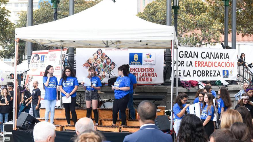 Jovenes leen manifiestos durante el Encuentro Gran Canaria Solidaria en San Telmo.