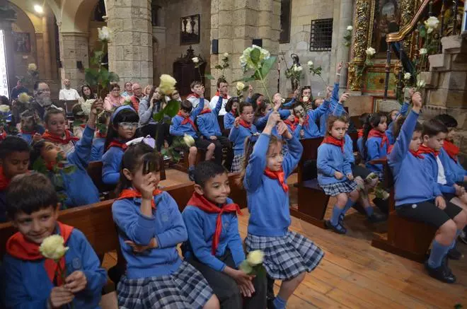 Ofrenda floral del colegio San Vicente de Paúl de Benavente a la Virgen de la Vega, en imágenes