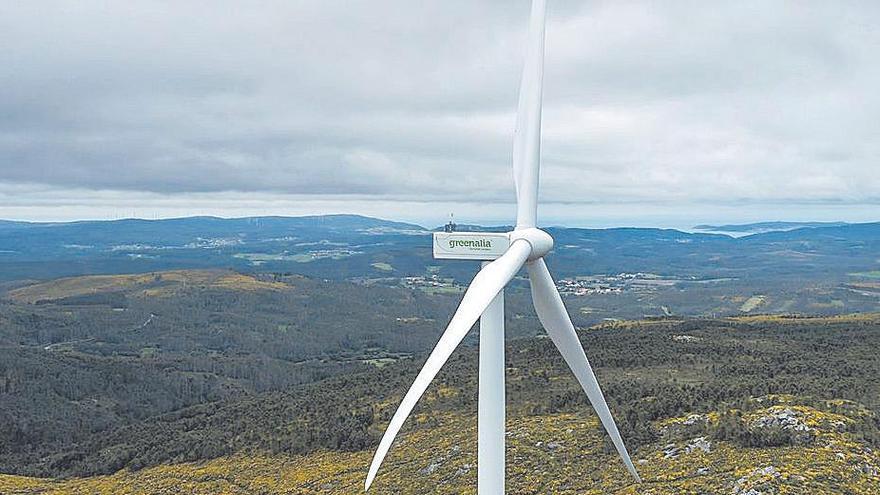 Vista de un aerogenerador en un parque eólico de Galicia.