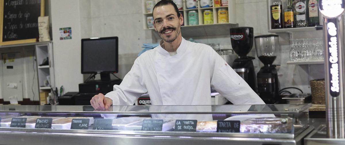 Samuel Pedrosa, chef al frente del bar del Club de Jubilados de Villaralbo.  | ALBA PRIETO