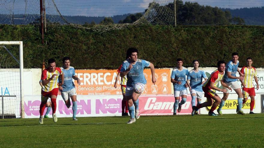 Tomás Abelleira sale con el balón controlado durante un momento del partido de ayer.