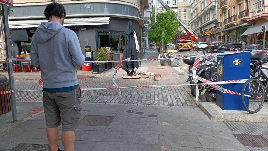 Los vecinos, tras la caída de la cornisa en la plaza de Vigo: “La obra estaba prevista para septiembre”