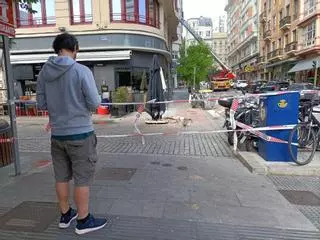 Los vecinos, tras la caída de la cornisa en la plaza de Vigo: “La obra estaba prevista para septiembre”