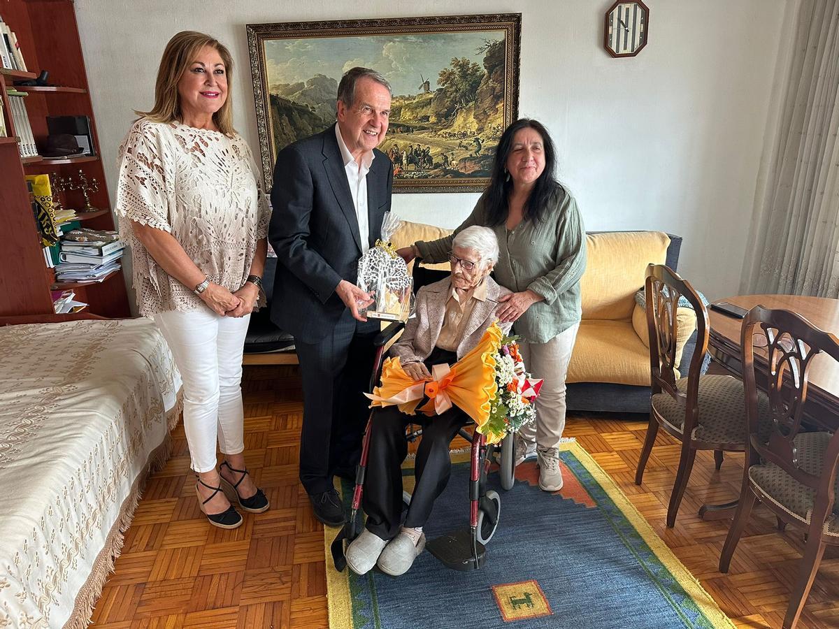 El alcalde le regaló un ramo de flores y una pequeña escultura del olivo vigués.