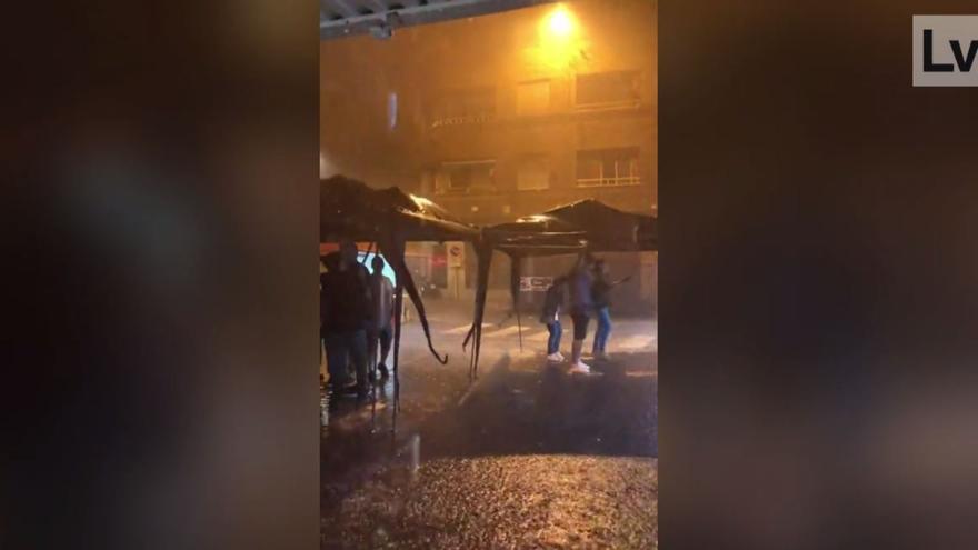 La lluvia no &#039;apaga&#039; la fiesta de unos vecinos de Alfafar