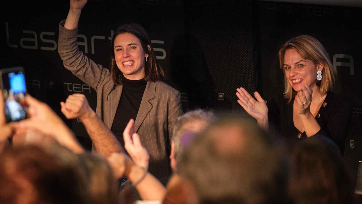 Irene Montero y Noemí Santana durante el mitin de Podemos en Santa Cruz de Tenerife