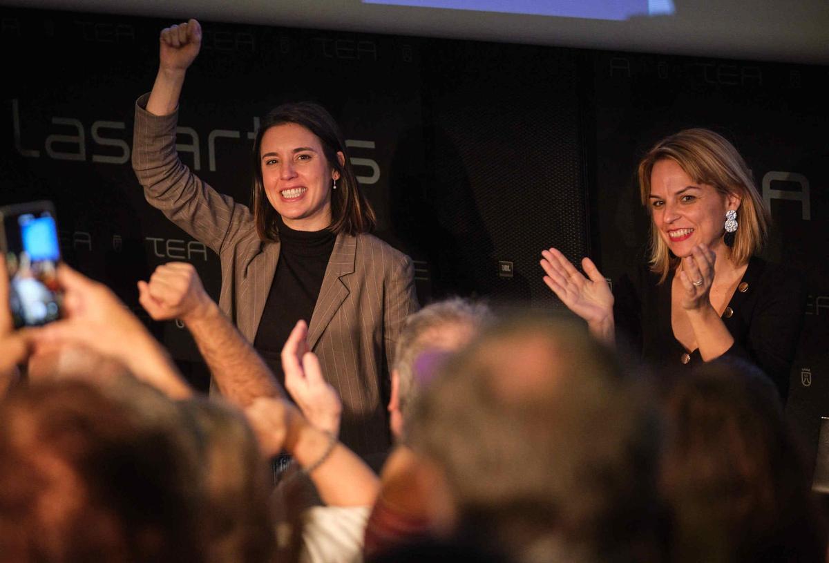Irene Montero y Noemí Santana durante el mitin de Podemos en Santa Cruz de Tenerife