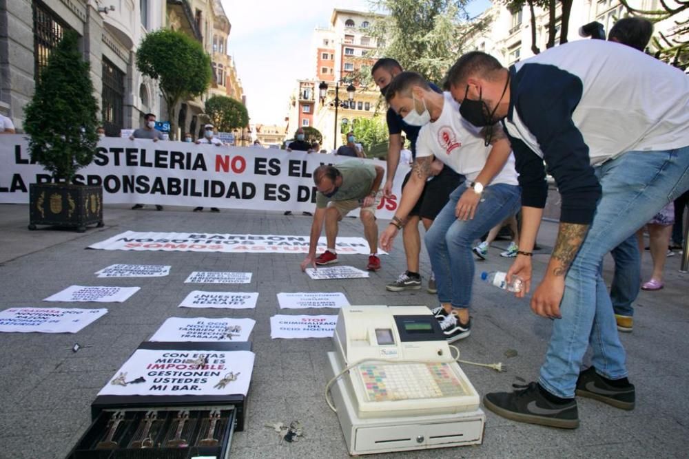 Protesta de los hosteleros de ocio nocturno en Oviedo.
