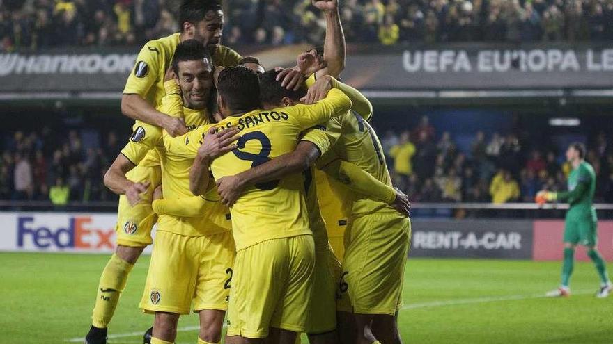 Los jugadores del Villarreal forman una piña para celebrar el gol de la victoria anotado por Trigueros.