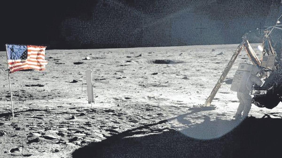 Armstrong caminando por La Luna.