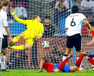 Instant màgic. La pilota picada amb el cap pel defensa Carles Puyol besa les xarxes de la porteria alemanya.