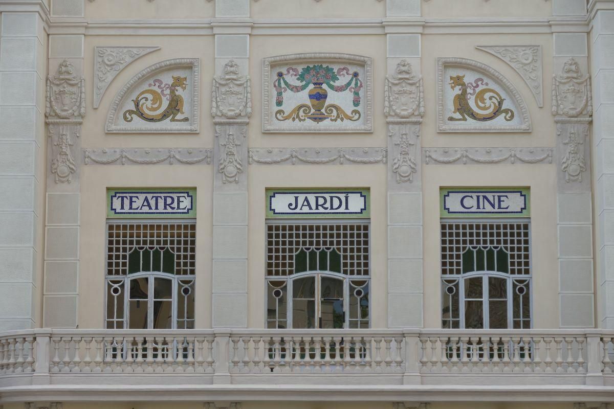 En Imatges | Com ha quedat la façana del Teatre El Jardí després de la renovació?