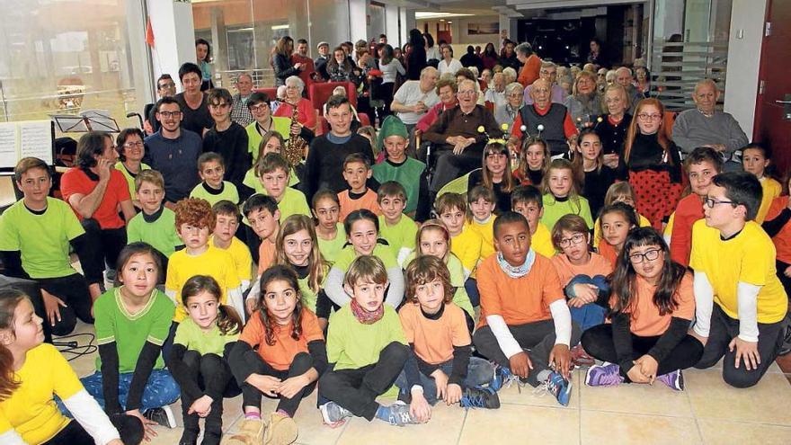 Jóvenes protagonistas de la representación y público veterano.