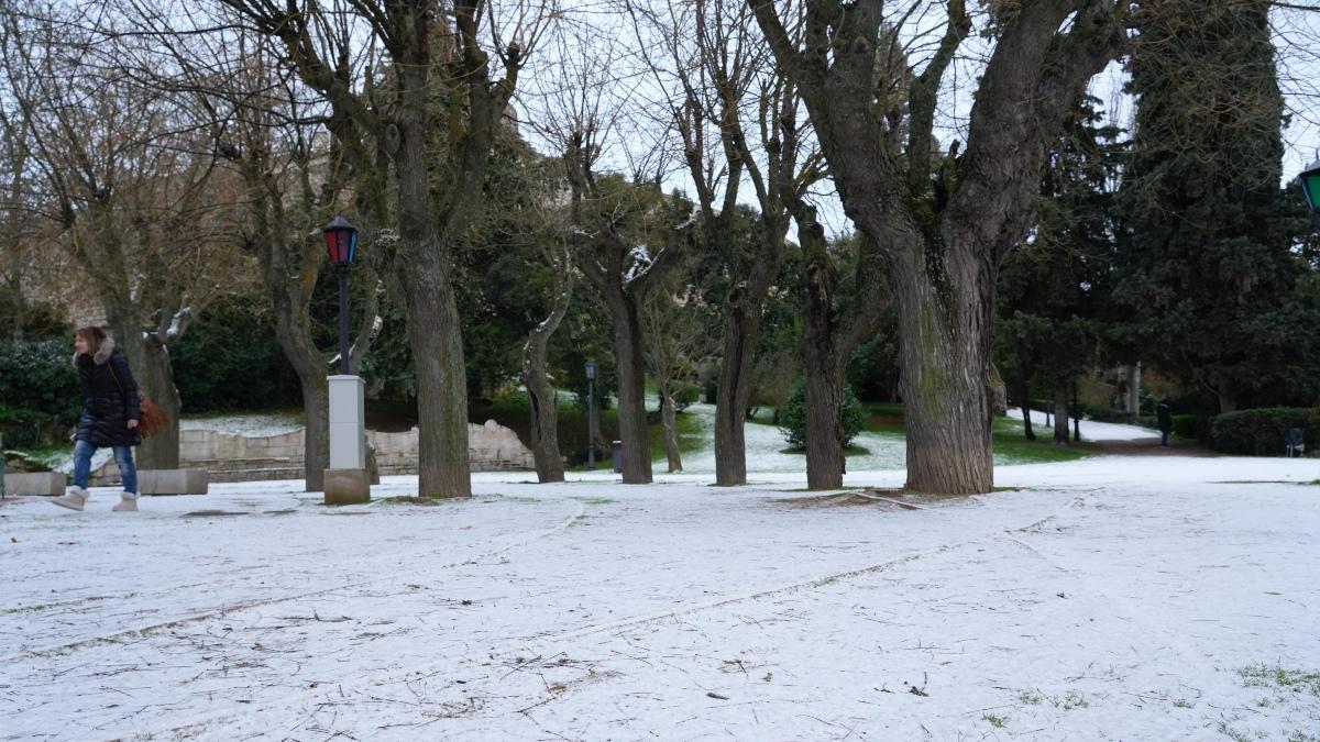 Los parques de Zamora, cubiertos de nieve este miércoles.