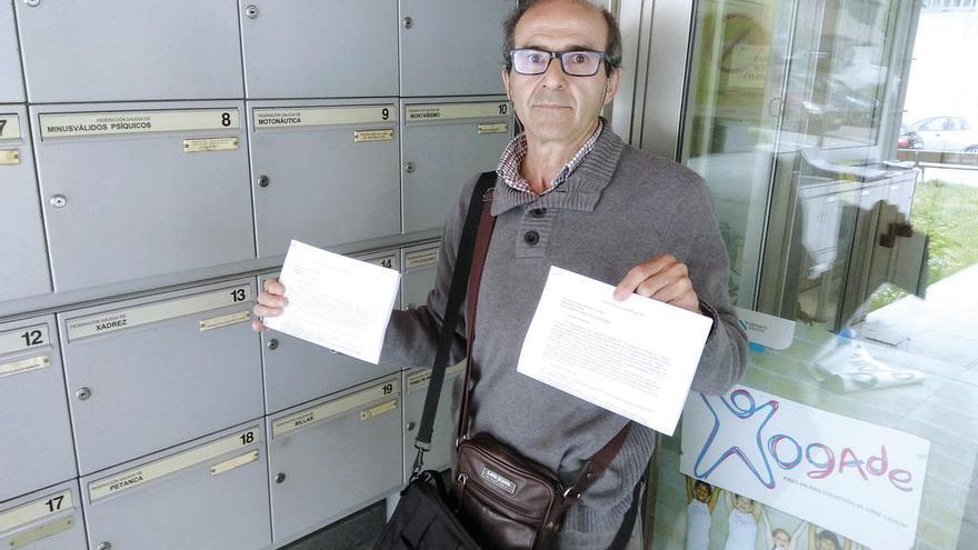 Manuel Pereiro, con escritos que iba a introducir en el buzón de la Federación Gallega de Tenis de Mesa. // FDV