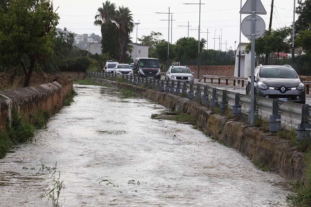 Rotonda de Pacha y Suministros Ibiza y torrente a su paso por Puig d'en Valls.