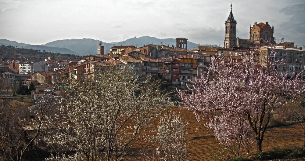 Perspectiva. Bonica imatge de Gironella amb aires primaverals, on s’aprecia un bon contrast de colors típics d’aquesta època de l’any.