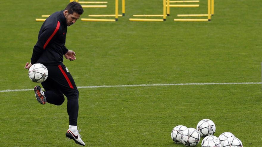 Simeone, ayer, en el entrenamiento del Atlético en el Camp Nou. // Albert Gea