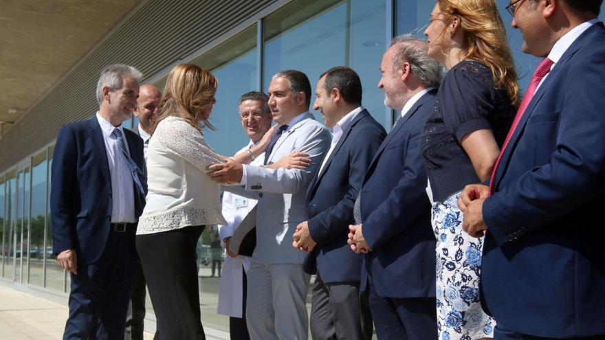 Susana Díaz saluda a Elías Bendodo.