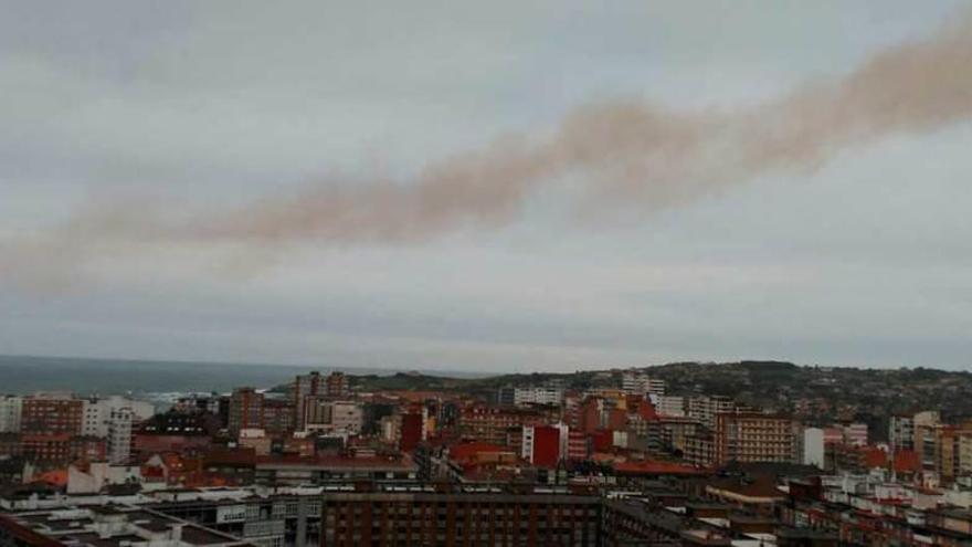 La estela que dejó la nube que denuncian los ecologistas, ayer, desde un edificio de la avenida Pablo Iglesias.