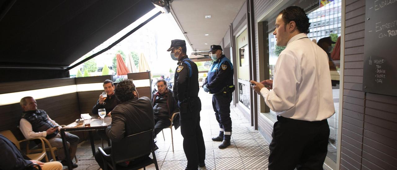 Agentes de la Policía Local de Oviedo controlan el aforo en una terraza hostelera.