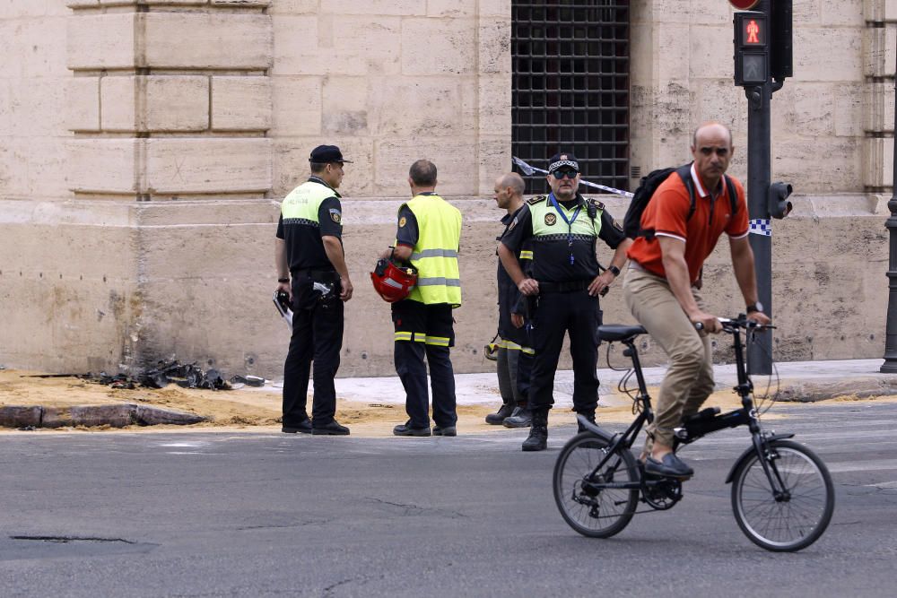 Un coche se empotra contra el Palacio de Justicia en Valencia