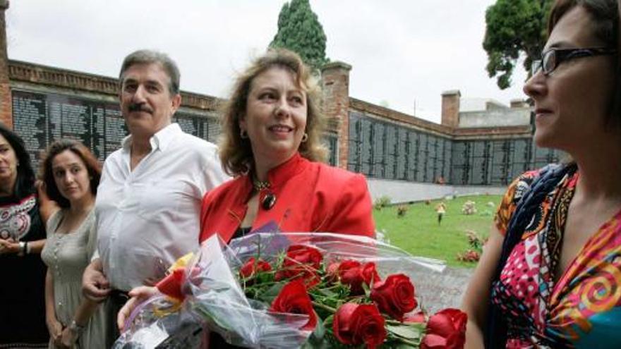 Homenaje a las «Trece Rosas» en la fosa común del cementerio de Oviedo