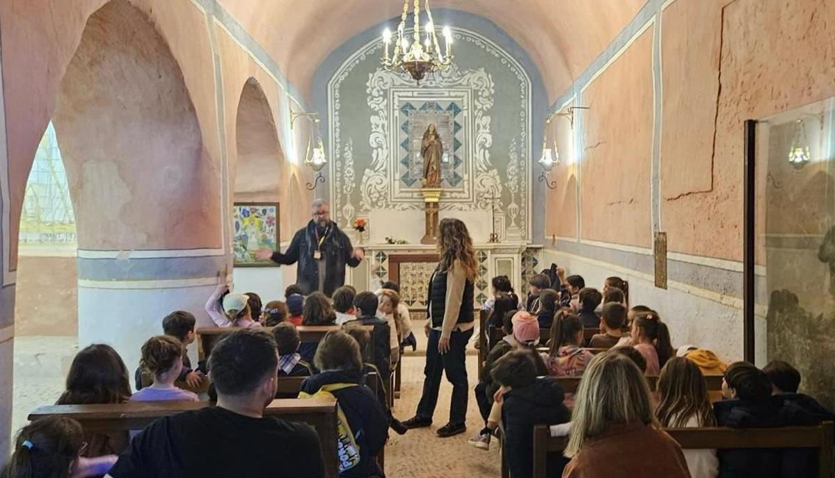 Un momento de la visita guiada a la ermita de la Magdalena de Castelló.