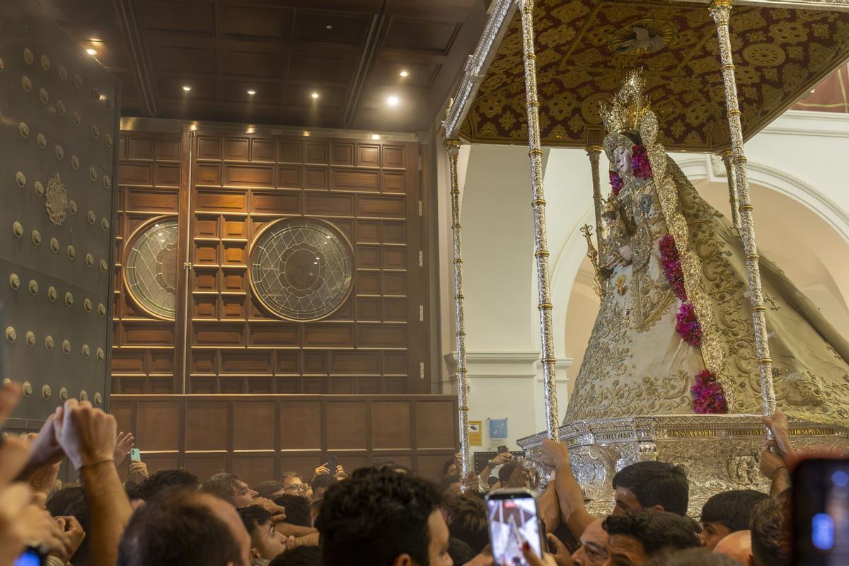 La imagen de la Virgen del Rocío durante su tradicional procesión en la que visita las 127 hermandades filiales. La imagen de la Virgen del Rocío durante su tradicional procesión en la que visita las 127 hermandades filiales.