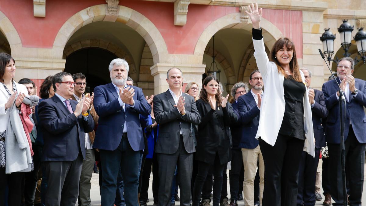 Borràs atiende a los medios frente al Parlament.